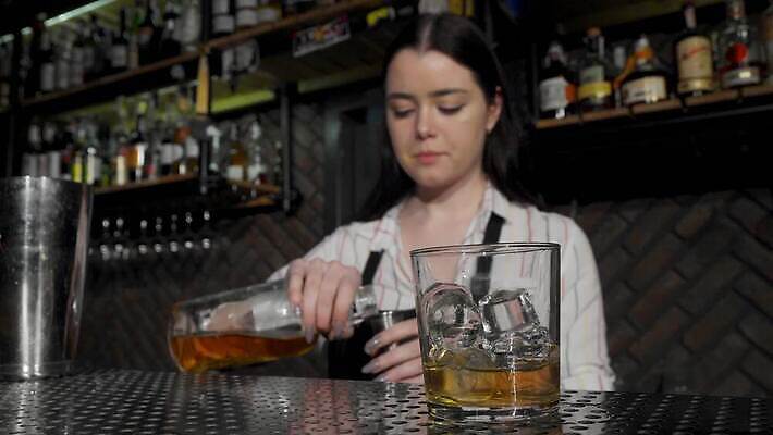 직업 라이프스타일 여자 음료 유리 한명 사람 성인 컵 파티 식당 얼음 추위 알코올 신선 업무 칵테일 바 액체 고급 웨이트리스 계산대 가득함 직원 서비스 클럽 상쾌 주말 바텐더 에센스 철강 유흥 4K MOV 해외동영상 클립영상 자연요소 1 식기 감정 컨셉 재질 주류 이벤트 생활 상점 화장품 작업 종업원 동영상 파일형식