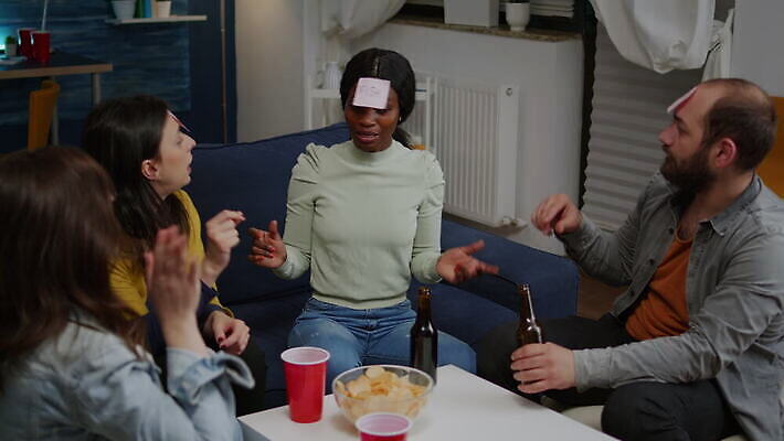 라이프스타일 행복 거실 모션 놀이 협력 주택 맥주 함께함 대화 웃음 사람 사람없음 친구 소파 우정 기쁨 모임 마시기 게임 그룹 저녁 주말 다인종 다민족 어려움 이마 흥미 사교적 4K MOV 해외동영상 클립영상 감정 컨셉 의자 관계 주류 표정 말하기 인종 건물 생활 야간 동영상 파일형식