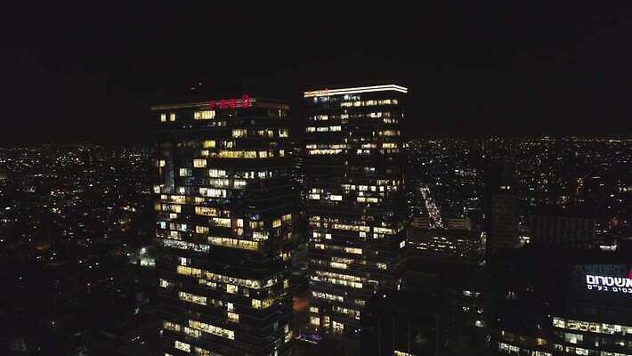 컬러 비즈니스 건축양식 미래 전등 안테나 파노라마 사람없음 건물 빛 도시풍경 사무실 탑 고층빌딩 일몰 도시 고급 도심 야간 큼 보케 지역 대도시 스카이라인 빛망울 광 드론 랜드마크 이스라엘 코스모폴리탄 4K MOV 해외동영상 클립영상 자연요소 건축물 건축 컨셉 통신 조명 촬영기법 풍경 빌딩 노을 칵테일 크기 동영상 서아시아 파일형식