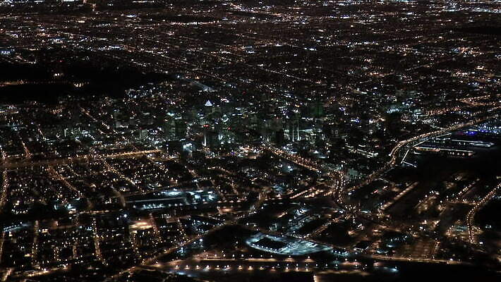 여행 캐나다 안테나 사람없음 건물 빛 고층빌딩 비행 도시 도심 야간 고도 몬트리올 동영상 빛망울 HD MOV 해외동영상 클립영상 자연요소 건축물 북아메리카 통신 빌딩 파일형식
