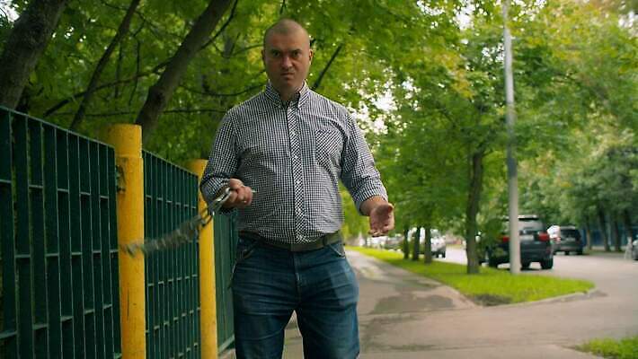 백인 남자 무기 얼굴 이동 한명 사람 금속 힘 분노 잡기 도시 폭력 범죄 위험 공격 무서움 충돌 위협 싸움 나쁜 압력 폭행 호러 4K MOV 해외동영상 클립영상 서양인 1 감정 컨셉 모션 재질 신체부위 사회이슈 공포 동영상 파일형식