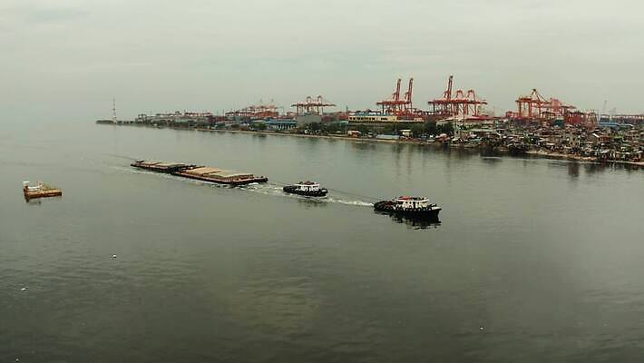 산업 교통수단 바다 교통시설 항해 사람없음 물 강 하이앵글 항구 화물 보트 당기기 무역 함선 상업 운하 견인 포트 네비게이션 조감도 4K MOV 해외동영상 클립영상 자연요소 뷰포인트 교통 배_교통 모션 운송업 시설 동영상 파일형식