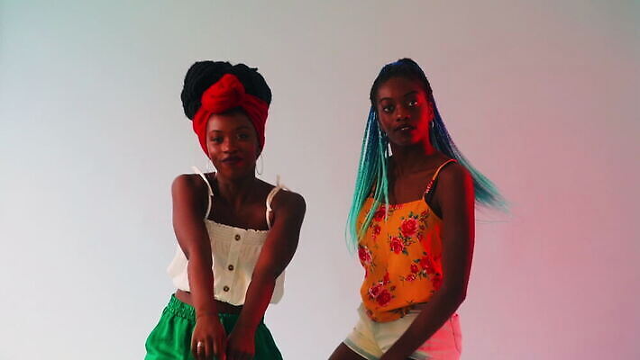 스튜디오촬영 라이프스타일 긴머리 웰빙 여자 음악 가족 관계 청소년 미소 웃음 20대 두명 10대 빨간색 뷰티 우정 활발 연주자 댄서 에너지 신선 유머 정상 언니 터번 장식술 성인여자만 MOV 해외동영상 클립영상 직업 헤어스타일 감정 컬러 컨셉 문화예술 실내 표정 사람 청년 생활 장식 친구 음악가 자매 머리장식 동영상 여자만 성인만 파일형식