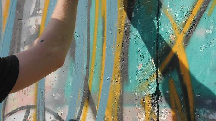 라이프스타일 디자인 문화 선 벽 컬러 백그라운드 컨셉 패턴 벽지 표면 추상 벽돌 거리 미술 사람 사람없음 컬러풀 페인트 도시 붓 거친 캔 그래피티 심볼 그림 질감 윤곽 예술가 화가 분무기 그런지 불법 에어로졸 옛날 콘크리트 스타일 4K MOV 해외동영상 클립영상 직업 무늬 문화예술 생활 범죄 낙서 동영상 파일형식