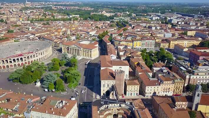 유럽 문화 벽 여행 건축양식 지붕 주택 안테나 파노라마 풍경 사람없음 건물 물 여름 강 도시풍경 성당 교회 탑 이탈리아 골동품 바위 도시 센터 중세 역사 옥상 타운 드론 랜드마크 로마인 베로나 보호구역 옛날 4K MOV 해외동영상 클립영상 자연요소 건축물 계절 건축 나라 통신 종교건축 촬영기법 인종 돌_바위 동영상 구역 파일형식