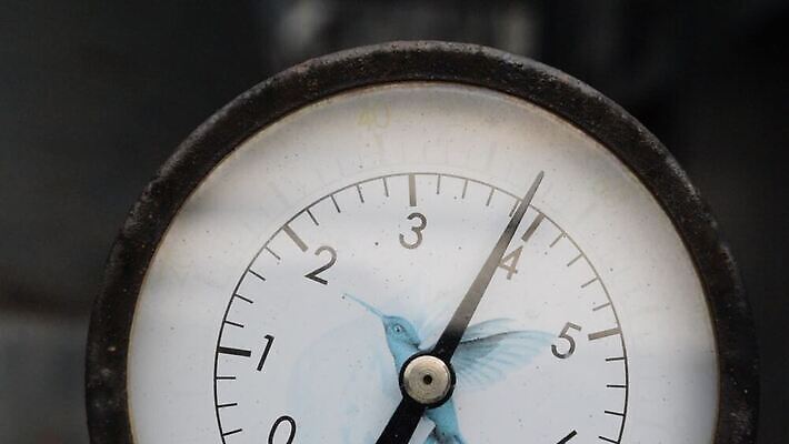 산업 시계 컬러 과학 스트레스 사람없음 물 금속 검은색 기계 장비 흐름 흰색 기구 공구 작업 실험실 닫기 수증기 측정 파이프 타이어 가스 공학 계량기 펌프 내추럴 게이지 압력 압축 진공 철강 타격 파이프라인 MOV 해외동영상 클립영상 자연요소 교육 컨셉 모션 재질 실험 도구 파이프_관 동영상 파일형식