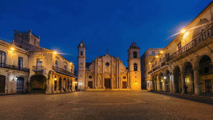기독교 가로등 건축양식 사람없음 야외 건물 관광지 성당 새벽 도시 쿠바 빛망울 랜드마크 아바나 4K 타임랩스 락다운 MOV 해외동영상 클립영상 자연요소 건축물 공공시설 건축 종교 여행 종교건축 촬영기법 빛 중앙아메리카 동영상 파일형식
