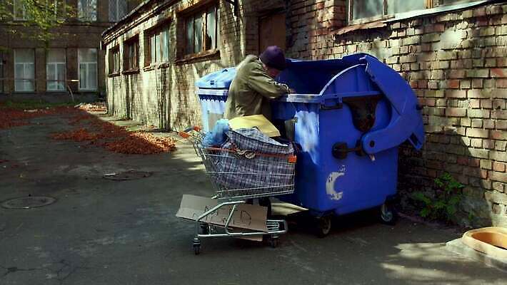 응시 돈 가방 거리 따뜻함 한명 서기 야외 재활용 코트 쓰레기통 좌절 쓰레기 가난 수집 버리기 배고픔 검색 문제 거지 구걸 노숙자 혼자 비어있는 4K MP4 해외동영상 클립영상 1 시선 잡화 감정 컨셉 모션 사람 외투 재산 친환경 동영상 파일형식