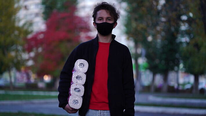 유럽 종이 건강 가면 한명 사람 쇼핑 약 판매 건강관리 이탈리아 고통 도시 조직 스페인 바이러스 보호 구매 질병 무서움 두통 공포 돌봄 위생관리 전염병 코로나바이러스 사회적거리두기 비어있는 4K 락다운 MOV 해외동영상 클립영상 1 감정 나라 캠페인 컨셉 의학 모션 관리 동영상 파일형식