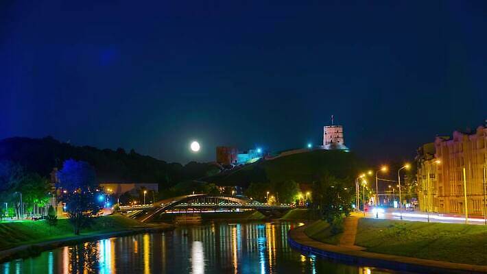 유럽 도로 여행 겨울 비즈니스 건축양식 하늘 호텔 거리 파노라마 풍경 사람없음 야외 건물 물 빛 강 도시풍경 반사 탑 어둠 황혼 새벽 달 흰색 도시 역사 야간 저녁 언덕 장면 타운 빛망울 리투아니아 수도권 옛날 4K 타임랩스 MP4 해외동영상 클립영상 자연요소 건축물 계절 건축 나라 길 컬러 교통시설 숙소 촬영기법 일몰 지역 동영상 파일형식