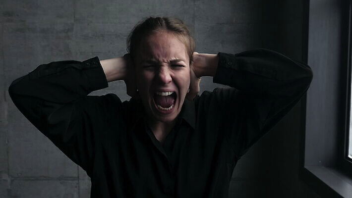 백인 응시 여자 벽 컨셉 청소년 실내 표정 한명 뷰티 소리 놀람 표현 장면 연극 비명 콘크리트 호러 4K MOV 해외동영상 클립영상 서양인 1 시선 감정 문화예술 사람 내부 공포 동영상 파일형식