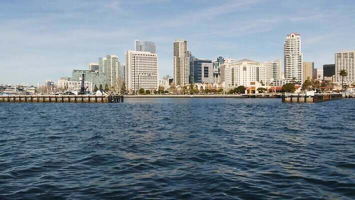 바다 요트 건축양식 바람 파노라마 사람없음 건물 파란색 관광지 도시풍경 탑 항구 고층빌딩 미국 도시 만 보트 수면 도심 캘리포니아 태평양 방문 구역 산티아고 선박 수평선 4K MP4 해외동영상 클립영상 자연요소 건축물 건축 컬러 여행 수상교통 북아메리카 배_교통 교통시설 날씨 촬영기법 풍경 빌딩 물 동영상 파일형식