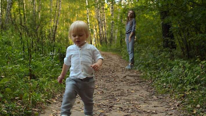 나무 백인 공원 여자 남자 아들 어린이 가족 자연 엄마 함께함 사랑 사람 소년 야외 두명 초록색 금발 걷기 맑음 산책 분노 가을 아기 작음 만족 걸음마 4K MOV 해외동영상 슬로모션 클립영상 서양인 식물 헤어스타일 계절 공공시설 감정 컬러 컨셉 관계 모션 날씨 휴식 촬영기법 크기 생태계 동영상 파일형식
