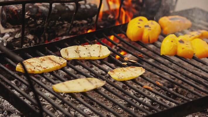 접시 음식 백그라운드 다이어트 토마토 채소 불 양파 건강 요리 사람없음 빨간색 초록색 여름 주방 식당 식사 저녁식사 샐러드 흰색 신선 뜨거움 꼬치 연기 맛 그릴 바비큐 굽기 먹기 준비 날것 후추 점심식사 채식주의자 맛있는 4K MOV 해외동영상 클립영상 자연요소 식기 계절 컬러 컨셉 모션 주방용품 상점 구이 향신료 채식 동영상 파일형식