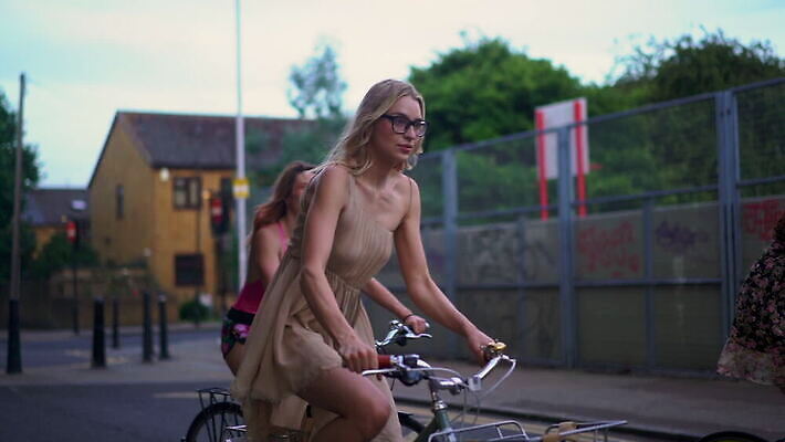 백인 라이프스타일 드레스 여자 안경 도로 교통수단 교통시설 청소년 영국 잉글랜드 거리 함께함 20대 야외 두명 캐주얼 세명 울타리 금발 자전거 경계선 런던 빨간머리 성인여자만 MOV 해외동영상 슬로모션 클립영상 서양인 헤어스타일 잡화 옷 유럽 길 선 교통 컨셉 촬영기법 사람 청년 생활 담장 바이크 경계 시설 동영상 여자만 성인만 파일형식