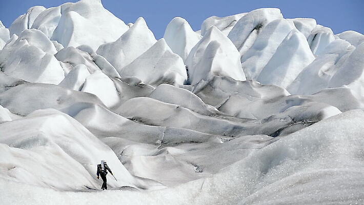 여행 한명 사람없음 야외 평화 얼음 하이킹 탐험 흰색 빙하 그린란드 MOV 해외동영상 클립영상 자연요소 1 컬러 섬 컨셉 레저 덴마크 사람 동영상 파일형식