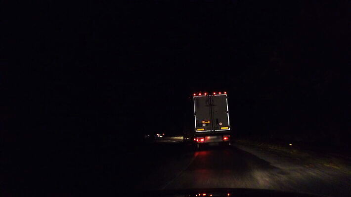 직업 산업 도로 여행 컨셉 비즈니스 교통시설 모션 자동차 사람없음 빛 운전 트럭 화물 고속도로 상품 야간 아스팔트 땅 배송 속도 상업 바쁨 연료 짐차 무거움 트레일러 물류 공급 1인칭시점 4K MOV 해외동영상 클립영상 자연요소 시선 길 육상교통 교통 운송업 무게 시설 동영상 파일형식