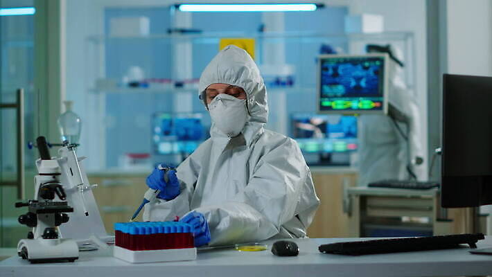 과학 건강 실험 작업복 가면 정장 사람없음 치료 컴퓨터 약 견본 건강관리 환경 의사 타이핑 작업 실험실 바이러스 보호 생명공학 보호장비 과학자 분석 직원 하이테크 미생물 발견 혁명 개발 백신 유전 전염병 화학자 항생제 코로나바이러스 4K MOV 해외동영상 클립영상 직업 옷 컨셉 의학 생물 기술 관리 전자제품 장비 의료진 질병 동영상 학자 파일형식