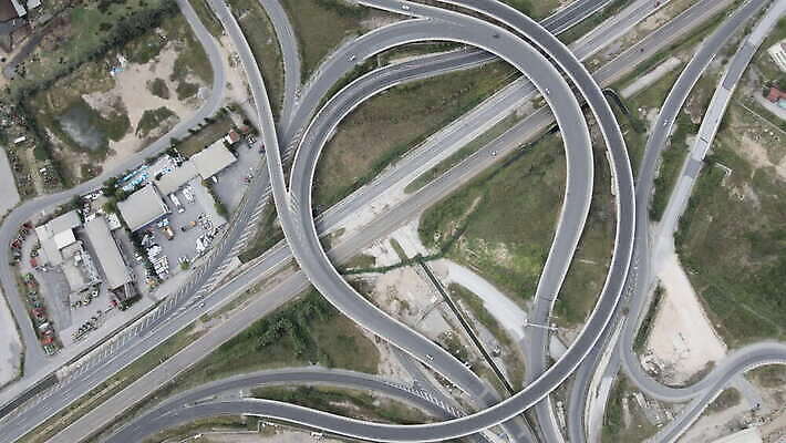 외관 유럽 도로 여행 교통시설 건설업 파노라마 풍경 사람없음 야외 역사 연결 지중해 교차로 출퇴근 마케도니아 발칸반도 4K MOV 해외동영상 클립영상 나라 산업 길 바다 교통 비즈니스 촬영기법 시설 동영상 파일형식 남유럽