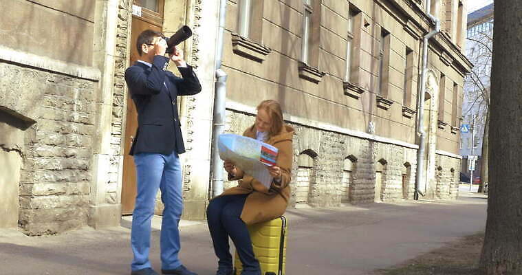 백인 커플 여행 지도 2 거리 말하기 대화 사람 사람없음 야외 여행객 카메라 봄 산책 흰색 도시 검색 슛 타운 발견 루트 방법 에스토니아 4K MOV 해외동영상 클립영상 서양인 계절 유럽 컬러 관계 모션 휴식 전자제품 동영상 파일형식