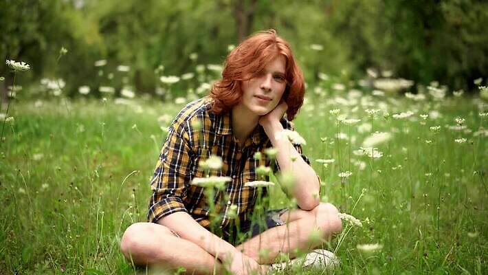 백인 모델 1 학생 라이프스타일 응시 옷 공원 남자 꽃 유럽 포즈 셔츠 한명 사람 앉기 소년 잔디 성인 야외 10대 유행 시원함 생강 빨간머리 몽상가 스타일 힙스터 MP4 해외동영상 클립영상 서양인 식물 헤어스타일 시선 공공시설 패션 나라 어린이 상의 채소 모션 청소년 생활 동영상 파일형식