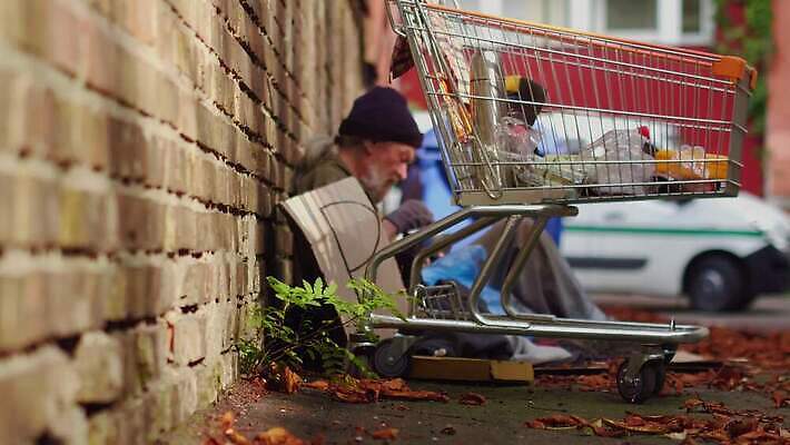 거리 주택 돌담 한명 사람 앉기 야외 옆모습 추위 가을 좌절 쓰레기 가난 먹기 버리기 문제 판지 거지 구걸 노숙자 우울증 헬프 자선단체 4K MP4 해외동영상 클립영상 1 계절 감정 뷰포인트 컨셉 모션 건물 담장 돌_바위 도움 그룹 질병 동영상 자선 파일형식