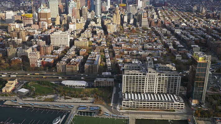 건축양식 안테나 사람없음 건물 도시풍경 고층빌딩 미국 도시 보행로 뉴욕 지역 스카이라인 갸우뚱 이웃 항공촬영 조감도 브루클린 4K 틸트업 설정숏 MOV 해외동영상 클립영상 건축물 건축 길 뷰포인트 북아메리카 통신 모션 촬영기법 풍경 빌딩 동영상 파일형식 아메리카 대륙