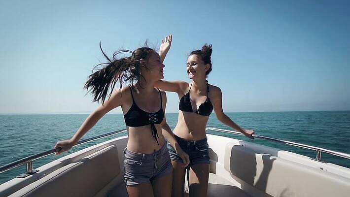 백인 모델 라이프스타일 여자 행복 안경 바다 여행 2 요트 휴가 휴식 항해 사람 사람없음 야외 물 파란색 빛 파티 유행 맑음 흰색 춤 보트 고급 크루즈 선원 몰디브 마이애미 모나코 MP4 해외동영상 슬로모션 클립영상 자연요소 서양인 잡화 감정 유럽 아시아 컬러 컨셉 배_교통 날씨 문화예술 촬영기법 이벤트 생활 동영상 파일형식