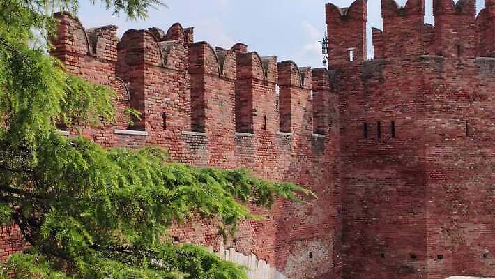 유럽 문화 벽 여행 건축양식 하늘 벽돌 사람없음 야외 건물 물 파란색 강 도시풍경 탑 이탈리아 바위 도시 성 중세 역사 보호 아치 타운 천연기념물 강화 랜드마크 베로나 옛날 4K MP4 해외동영상 클립영상 자연요소 건축물 건축 나라 컬러 컨셉 풍경 돌_바위 동영상 파일형식