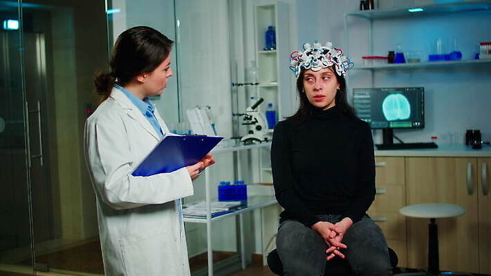 과학 건강 병원 실험 스터디 컴퓨터 약 머리 스크린 헤드폰 기계 장비 환자 의사 정보 마음 진화 실험실 질병 연구원 질문 과학자 분석 뇌 시설 하이테크 조절 개발 서류판 스캐너 4K MOV 해외동영상 클립영상 직업 음향기기 컨셉 의학 기술 신체부위 전자제품 학습 사무용품 의료진 소방 동영상 학자 파일형식