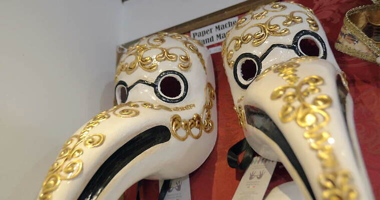 전통 유럽 벽 조류 매달리기 가면 미술 이벤트 사람없음 장식 상점 축제 이탈리아 수확 흰색 축하 황금 부리 베네치아 변장 가면무도회 핸드메이드 4K MOV 해외동영상 클립영상 동물 나라 컬러 컨셉 농업 모션 문화예술 동영상 무도회 파일형식