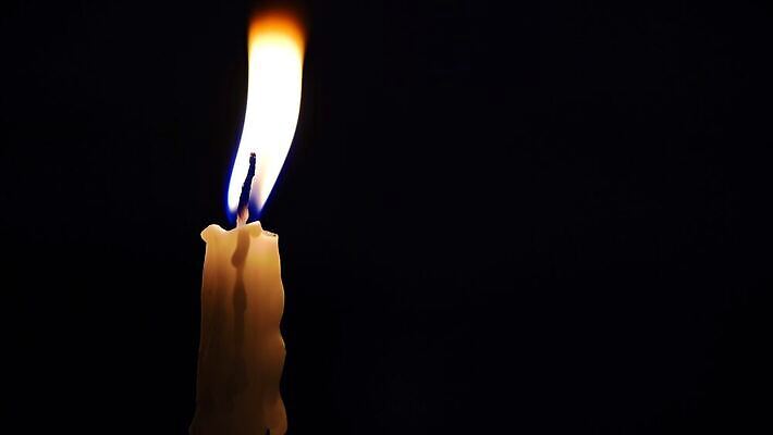 백그라운드 컨셉 촛불 불 추상 불꽃 따뜻함 사람없음 빛 노란색 검은색 축제 어둠 낭만 뜨거움 야간 소프트포커스 명상 보케 아로마테라피 빛망울 광 심지 왁스 화상 4K MP4 해외동영상 클립영상 자연요소 컬러 무늬 초 촬영기법 상처 테라피 동영상 파일형식