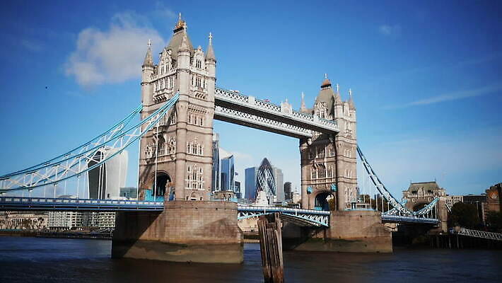 주간 구름 유럽 상징 로우앵글 여행 건축양식 하늘 아침 영국 잉글랜드 파노라마 풍경 사람없음 건물 물 빛 강 도시풍경 햇빛 탑 맑음 고층빌딩 도시 역사 심볼 런던 스카이라인 동영상 천연기념물 랜드마크 수도권 왕국 템스강 MOV 해외동영상 클립영상 자연요소 건축물 건축 나라 뷰포인트 날씨 촬영기법 빌딩 태양 지역 파일형식