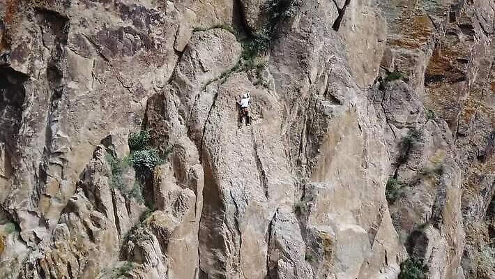 라이프스타일 남자 행복 밧줄 벽 스포츠 모션 자연 성공 산 기술 사람 취미 사람없음 야외 운동 힘 등산 하이킹 도전 정상 위험 결심 오르기 노력 암초 드론 산악가 카자흐스탄 자극 MP4 해외동영상 클립영상 감정 아시아 줄 컨셉 레저 건강 생활 트래킹 생태계 동영상 파일형식