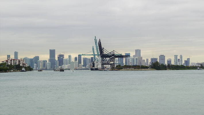 바다 사람없음 건물 도시풍경 항구 고층빌딩 미국 화물 도시 도심 포트 스카이라인 마이애미 플로리다 4K 타임랩스 MOV 해외동영상 클립영상 건축물 북아메리카 교통시설 촬영기법 풍경 빌딩 운송업 동영상 파일형식