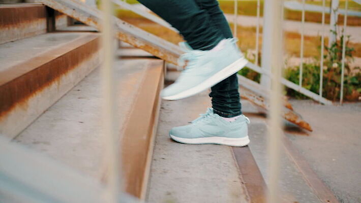 라이프스타일 외관 여자 스포츠 운동화 신발 신체 발 건강 사람 사람없음 야외 파란색 걷기 계단 산책 바위 청바지 결심 방향 체육관 위치 단계 건너기 고집 땅바닥 양발 MOV 해외동영상 클립영상 컬러 컨셉 바지 모션 휴식 바닥 생활 신체부위 돌_바위 동영상 파일형식