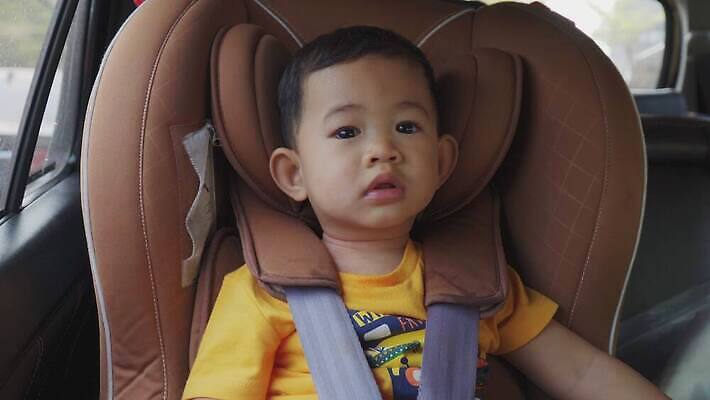 백인 라이프스타일 남자 행복 도로 얼굴 어린이 여행 의자 창문 가족 교통시설 자동차 건강 한명 미소 웃음 안전 사람 앉기 동양인 소년 운전 벨트 아기 운전사 보호 승차 보안 돌봄 스트랩 자동 4K MOV 해외동영상 클립영상 서양인 직업 1 잡화 감정 길 육상교통 가구 교통 컨셉 관계 모션 표정 인종 생활 신체부위 시설 동영상 파일형식