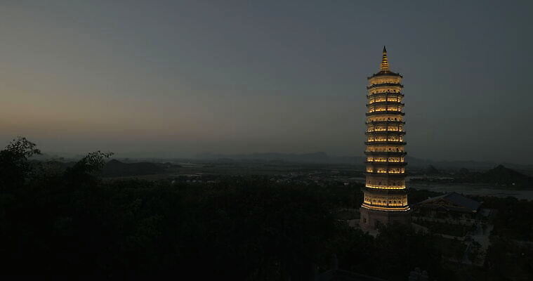 전통 아시아 종교 문화 여행 불교 건축양식 사람없음 건물 탑 황혼 사찰 야간 저녁 시력 베트남 빛망울 랜드마크 복잡 패닝샷 4K MOV 해외동영상 클립영상 자연요소 건축물 건축 나라 컨셉 종교건축 촬영기법 빛 동남아시아 일몰 동영상 파일형식
