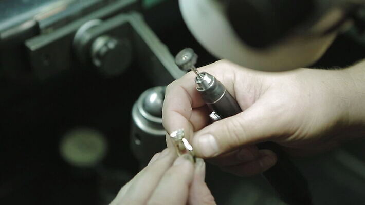 직업 손 디자인 벤치 손가락 노동자 창조 미술 사람 사람없음 빛 상점 금속 장비 공구 반지 잡기 업무 작업실 황금 고급 수리 제조 보석 만들기 다이아몬드 고정 닦기 공예가 그런지 백금 MOV 해외동영상 클립영상 컨셉 의자 장신구 모션 재질 문화예술 신체부위 도구 작업 광석 동영상 파일형식