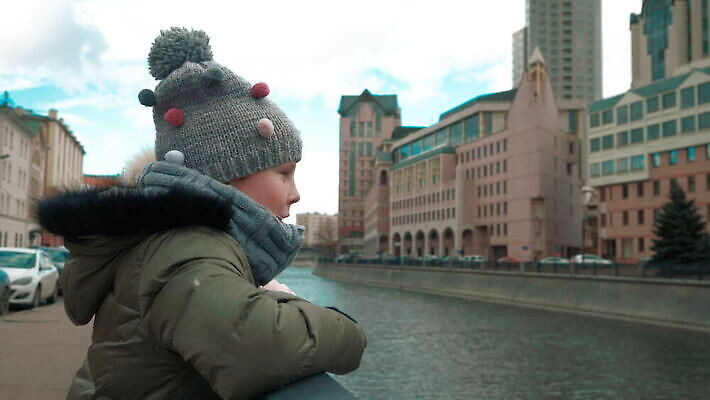 백인 응시 도로 얼굴 어린이 여행 건축양식 통신 자동차 휴식 함께함 대화 서기 미소 사람 야외 두명 건물 옆모습 물 울타리 강 여행객 우정 산책 재킷 산책로 가을 도시 운하 쇼 타운 흐림 언니 채팅 철책 캡모자 MOV 해외동영상 클립영상 자연요소 서양인 모자_잡화 건축물 시선 계절 건축 길 육상교통 뷰포인트 컨셉 가족 교통시설 모션 날씨 표정 말하기 신체부위 친구 담장 외투 자매 동영상 파일형식