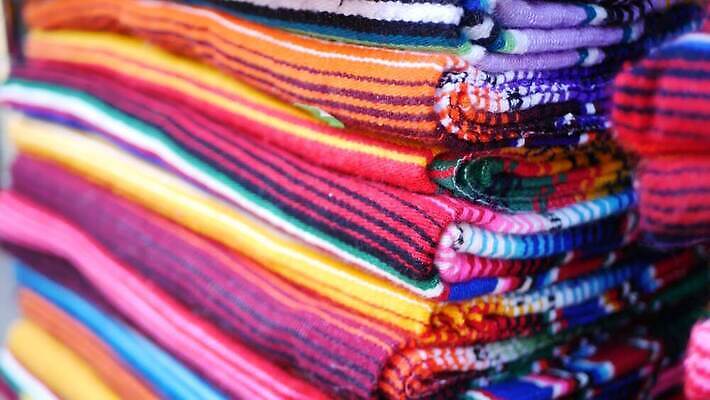 전통 선 여행 패턴 멕시코 사람없음 장식 컬러풀 축제 미국 줄무늬 직물 원주민 클래식 담요 라틴아메리카 심볼 질감 히스패닉 마야 짜임 솜브레로 양모 강렬 구식 페루 핸드메이드 스타일 4K MP4 해외동영상 클립영상 모자_잡화 컬러 컨셉 북아메리카 무늬 아메리카 남아메리카 아프리카인 전통의상 마야문명 동영상 파일형식