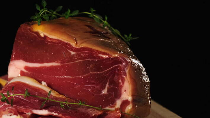 전통 음식 조각 육류 돼지고기 요리 사람없음 목재 빨간색 주방 식사 저녁식사 이탈리아 흰색 신선 맛 아침식사 자르기 햄 슬라이스 브런치 베이컨 훈제 식품점 맛있는 프로슈토 4K MOV 해외동영상 클립영상 나무 유럽 컬러 컨셉 식재료 재료 모션 상점 동영상 파일형식