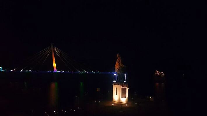 유럽 아시아 바다 여행 건축양식 전등 조명 한국 동양인 풍경 사람없음 건물 물 도시풍경 반사 여행객 탑 항구 고층빌딩 새벽 도시 만 보트 도심 야간 저녁 장면 스카이라인 석호 빛망울 랜드마크 4K MOV 해외동영상 클립영상 자연요소 건축물 건축 나라 배_교통 교통시설 사람 인종 빌딩 빛 동영상 파일형식