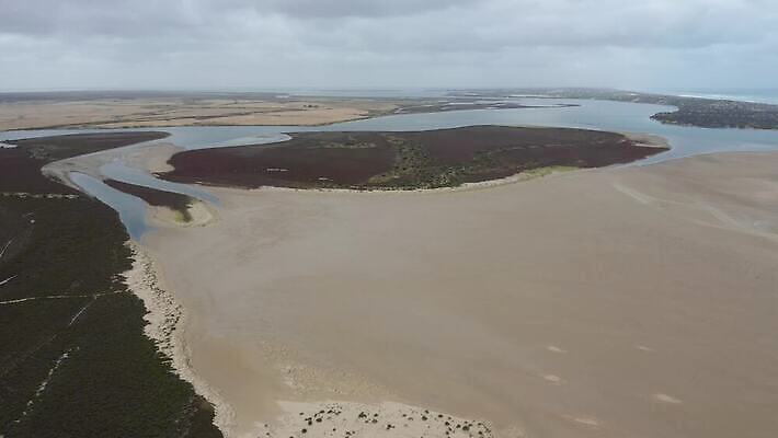 나무 구름 모래 바다 여행 자연 하늘 날씨 안테나 풍경 사람없음 야외 초록색 물 파란색 강 갈색 환경 콘센트 호주 전기에너지 땅 동영상 드론 주입구 4K MP4 해외동영상 클립영상 자연요소 식물 컬러 통신 에너지 오세아니아 생태계 파일형식