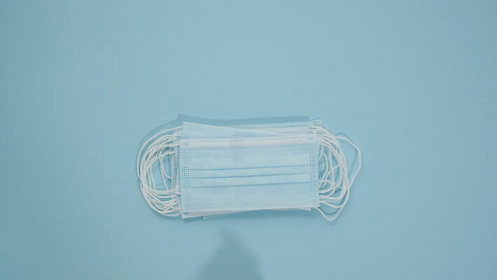 손 안경 얼굴 장갑 고글 건강 병원 가면 안전 사람없음 파란색 세트 약 건강관리 장비 의사 흰색 잡기 수술 호흡기관 바이러스 보호 질병 예방 감염 조립 돌봄 라텍스 위생관리 전염병 코로나바이러스 4K MOV 해외동영상 클립영상 잡화 컬러 컨셉 의학 모션 관리 신체부위 치료 의료진 장기_의학 동영상 파일형식