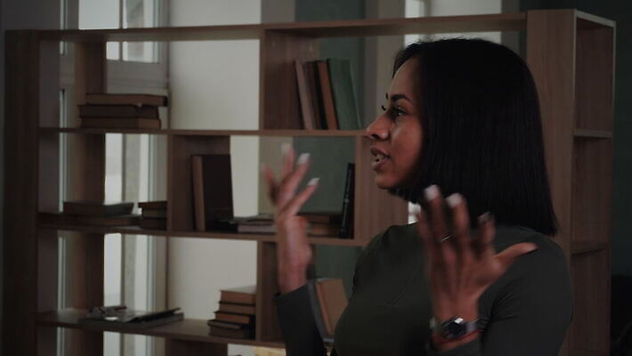 백인 응시 여자 얼굴 백그라운드 스트레스 실내 관리 한명 사람 손짓 성인 뷰티 분노 짜증 표현 좌절 질문 충돌 싸움 문제 팔 불만 의문 부정적 비명 위기 트러블 4K MOV 해외동영상 클립영상 서양인 1 시선 감정 컨셉 모션 내부 신체부위 동영상 파일형식