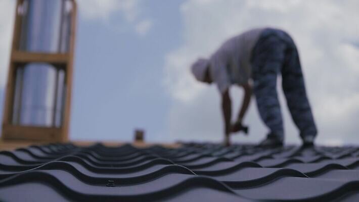 구름 산업 건축양식 하늘 지붕 노동자 주택 사람 사람없음 건물 파란색 숫자 금속 장비 건설현장 나사 업무 나무상자 땅 천 타일 보안 상업 반대 건축업자 블러 설치 철강 4K MOV 해외동영상 클립영상 자연요소 직업 문자 건축물 건축 컬러 재질 건설업 안전 상자 공구 직물 작업 동영상 파일형식