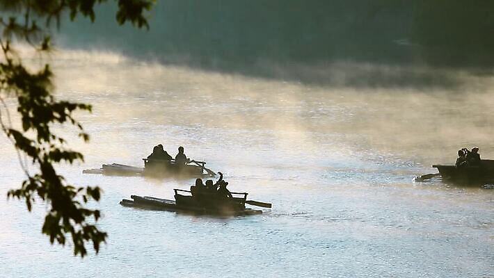 호수 여행 겨울 자연 아침 항해 사람 풍경 사람없음 야외 물 빛 강 반사 여행객 일출 새벽 추위 안개 보트 숲 시원함 에코 함선 내추럴 뗏목 뿌연 생태학 MOV 해외동영상 클립영상 주간 자연요소 계절 교육 교통수단 배_교통 날씨 노을 환경 생태계 동영상 파일형식