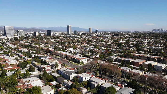 나무 도로 교통시설 자동차 하늘 천사 거리 아파트 주택 건설업 풍경 사람없음 야외 건물 초록색 여름 파란색 탑 고층빌딩 미국 도시 뜨거움 도심 중앙 빌라 캘리포니아 지역 커뮤니티 스카이라인 이웃 할리우드 로스앤젤레스 개발 교외 조감도 4K MOV 해외동영상 클립영상 식물 건축물 계절 산업 길 육상교통 컬러 교통 북아메리카 빌딩 시설 동영상 파일형식
