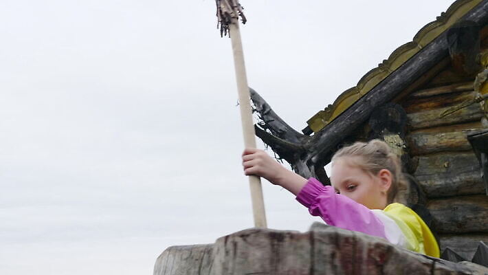 공원 여자 행복 얼굴 모션 동화 휴가 한명 사람 10대 축제 기쁨 놀이공원 자유 표현 승차 빗자루 회전 마녀 회전목마 사리탑 MOV 해외동영상 클립영상 1 공공시설 감정 컨셉 청소년 신체부위 탑 테마파크 놀이기구 청소도구 동영상 파일형식